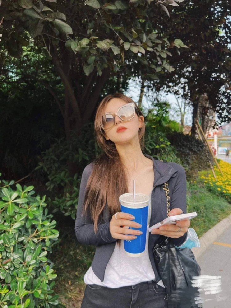 Trieu Lo Tu giam can qua da, xuat hien voi voc dang gay tro xuong-Hinh-2