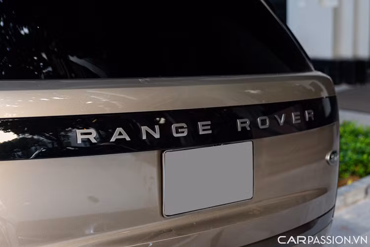 Ống xả đặt ẩn phía dưới cản sau. Đặc biệt, nóc xe sở hữu chi tiết 2 vây cá tạo điểm nhấn cho chiếc xe. Về sức mạnh, chiếc Range Rover Autobiography này được trang bị động cơ I6 3.0 lít, sản sinh công suất 355 mã lực tại 5.500 vòng/phút và mô-men xoắn cực đại 494,8 Nm tại 2.000 vòng/phút.