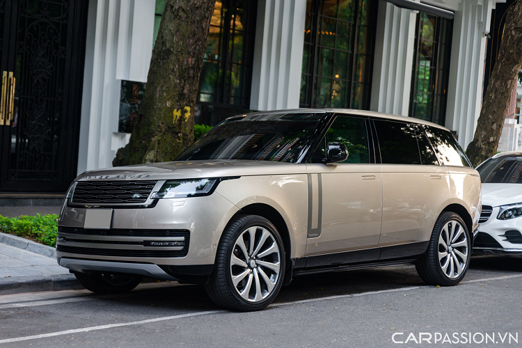 Một chiếc Range Rover LWB 2022 mới đây đã được bắt gặp trên một con phố tại Hà Nội, chiếc xe này thuộc phiên bản Autobiography LWB. Chiếc xe SUV Range Rover Autobiography 2022 mới ra biển trắng trong bài sở hữu màu sơn ngoại thất có tên đồng Lantau.