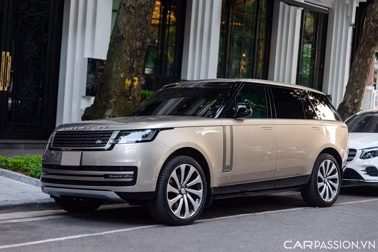 Một chiếc Range Rover LWB 2022 mới đây đã được bắt gặp trên một con phố tại Hà Nội, chiếc xe này thuộc phiên bản Autobiography LWB. Chiếc xe SUV Range Rover Autobiography 2022 mới ra biển trắng trong bài sở hữu màu sơn ngoại thất có tên đồng Lantau.