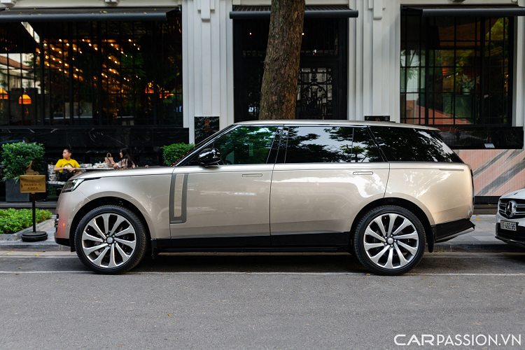 Phiên bản LWB có chiều dài trục cơ sở ở mức 3.197 mm. Tổng thể xe dài 5.252 mm, rộng 2.048 mm và cao 1.870 mm. Gương chiếu hậu chỉnh điện sơn màu đen tạo sự liền mạch với phần ô cửa kính. Tay nắm cửa dạng ẩn, đường viền cửa sổ mỏng và kéo dài từ cụm đèn trước đến tận đuôi xe, tạo nên sự liền lạc.