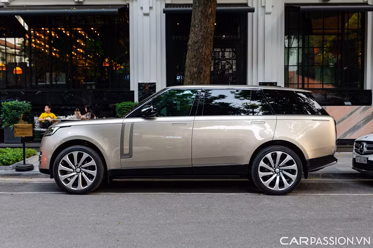 Phiên bản LWB có chiều dài trục cơ sở ở mức 3.197 mm. Tổng thể xe dài 5.252 mm, rộng 2.048 mm và cao 1.870 mm. Gương chiếu hậu chỉnh điện sơn màu đen tạo sự liền mạch với phần ô cửa kính. Tay nắm cửa dạng ẩn, đường viền cửa sổ mỏng và kéo dài từ cụm đèn trước đến tận đuôi xe, tạo nên sự liền lạc.