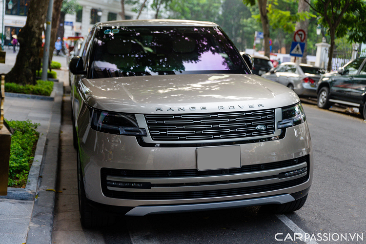 Range Rover LWB 2022 hạng sang mang triết lý thiết kế tối giản nhưng rất tinh tế và sang trọng với mui xe thấp dần về phía sau, đường viền ở giữa thân xe mạnh mẽ chắc chắn tạo điểm nhấn và ngưỡng cửa lớn hơn. Đầu xe sở hữu cụm đèn pha LED kỹ thuật số đặc trưng có thiết kế vuông vắn hơn.