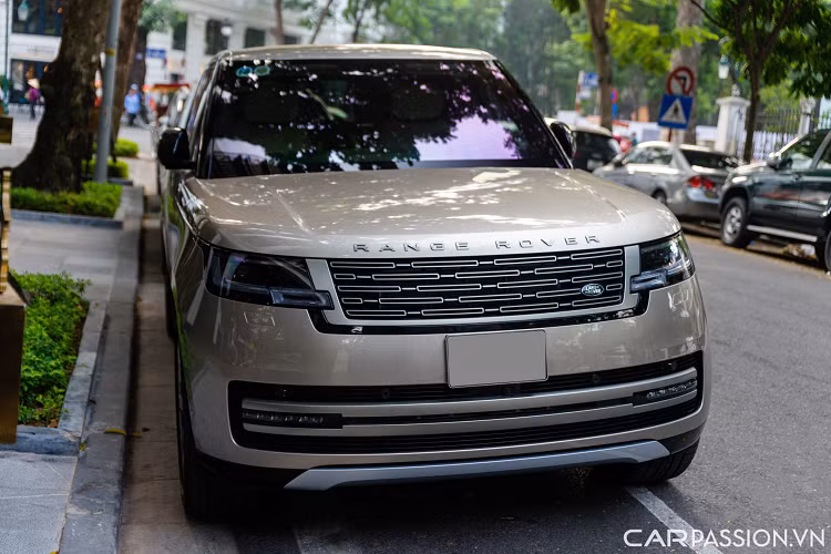 Range Rover LWB 2022 hạng sang mang triết lý thiết kế tối giản nhưng rất tinh tế và sang trọng với mui xe thấp dần về phía sau, đường viền ở giữa thân xe mạnh mẽ chắc chắn tạo điểm nhấn và ngưỡng cửa lớn hơn. Đầu xe sở hữu cụm đèn pha LED kỹ thuật số đặc trưng có thiết kế vuông vắn hơn.