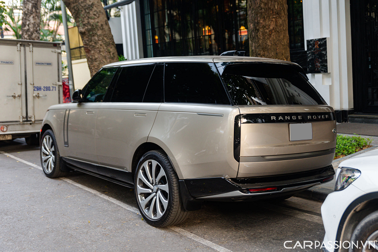 Khả năng tăng tốc của xe từ 0-100km/h trong 6,4 giây. Ngoài ra, xe được trang bị khả năng đánh lái 4 bánh, giúp giảm bán kính quay đầu. Mức giá xe Range Rover LWB 2022 có mức bán ra khởi điểm từ 11,3 tỷ đồng tại Việt Nam, tùy theo những trang bị trên xe.