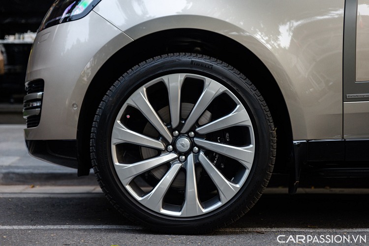 Logo tên phiên bản “Autobiography” đặt tại hai bên cửa trước của xe. Xe được lắp bộ mâm SV Bespoke 23 inch kiểu 1079 với họa tiết bạc và xám bóng tương phản. Đuôi xe có sở hữu cụm đèn hậu ẩn tạo nên sự liền mạch ở phía đuôi xe. Phong cách xuyên suốt của thế hệ này là sự liền mạch của hầu hết chi tiết từ đầu đến đuôi xe.