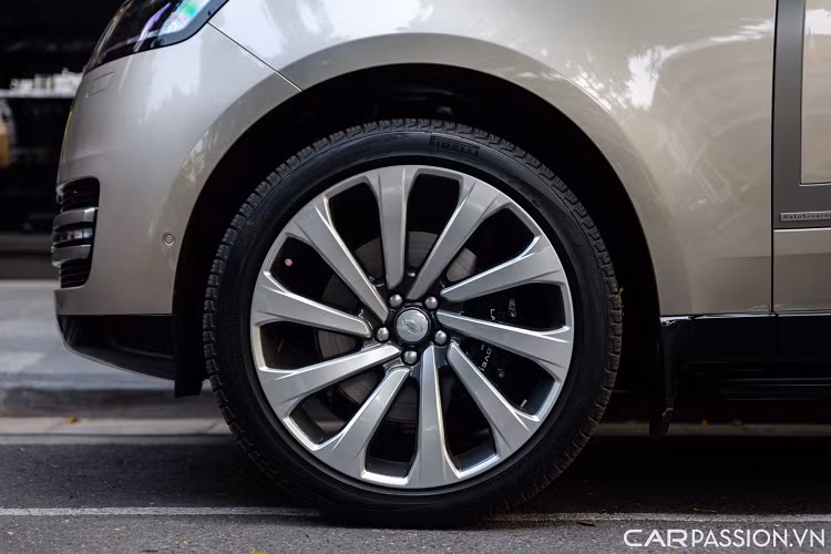 Logo tên phiên bản “Autobiography” đặt tại hai bên cửa trước của xe. Xe được lắp bộ mâm SV Bespoke 23 inch kiểu 1079 với họa tiết bạc và xám bóng tương phản. Đuôi xe có sở hữu cụm đèn hậu ẩn tạo nên sự liền mạch ở phía đuôi xe. Phong cách xuyên suốt của thế hệ này là sự liền mạch của hầu hết chi tiết từ đầu đến đuôi xe.