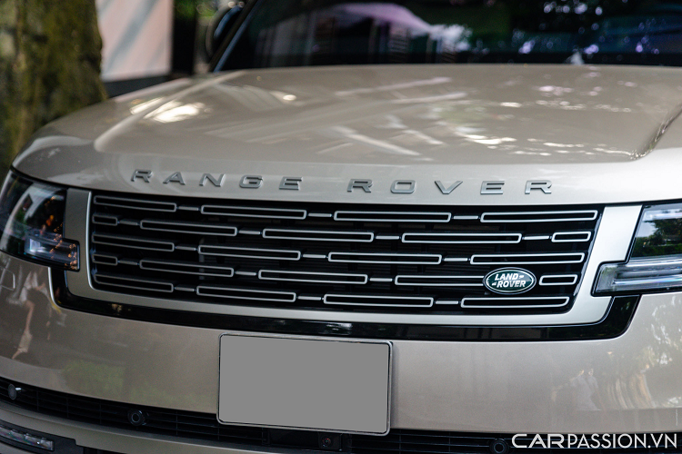 Lưới tản nhiệt với bốn thanh ngang, đi kèm với dòng chữ “Range Rover” đặt ngay phía trên ca-pô. Ngoài ra, chiếc xe này còn trang bị thêm gói ngoại thất Nickel Atlas với nhiều chi tiết như thanh lưới tản nhiệt, viền lưới tản nhiệt, thanh trang trí hông, chữ “Range Rover” trên nắp capo,… đều sơn màu Nickel Atlas.
