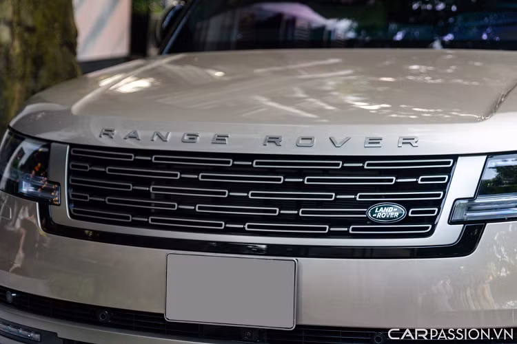 Lưới tản nhiệt với bốn thanh ngang, đi kèm với dòng chữ “Range Rover” đặt ngay phía trên ca-pô. Ngoài ra, chiếc xe này còn trang bị thêm gói ngoại thất Nickel Atlas với nhiều chi tiết như thanh lưới tản nhiệt, viền lưới tản nhiệt, thanh trang trí hông, chữ “Range Rover” trên nắp capo,… đều sơn màu Nickel Atlas.