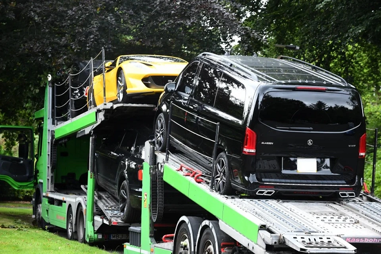 Paul Pogba rời Manchester United để đến Juventus ngay trong đầu kỳ chuyển nhượng mùa hè. Cầu thủ người Pháp đang di dời tài sản từ Anh sang Italy, trong đó có dàn siêu xe triệu đô. Pogba không trực tiếp giám sát việc di dời dàn siêu xe từ Manchester sang Turin, anh đã thuê một đơn vị vận chuyển để dọn chỗ ở cũ tại Hale, Greater Manchester.