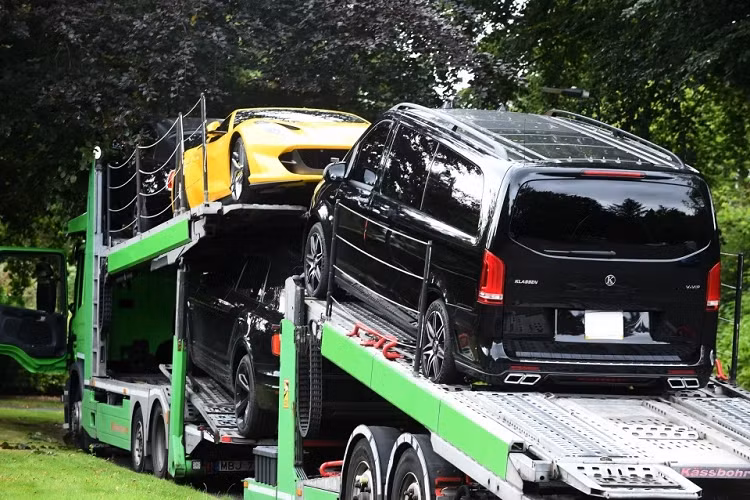 Paul Pogba rời Manchester United để đến Juventus ngay trong đầu kỳ chuyển nhượng mùa hè. Cầu thủ người Pháp đang di dời tài sản từ Anh sang Italy, trong đó có dàn siêu xe triệu đô. Pogba không trực tiếp giám sát việc di dời dàn siêu xe từ Manchester sang Turin, anh đã thuê một đơn vị vận chuyển để dọn chỗ ở cũ tại Hale, Greater Manchester.