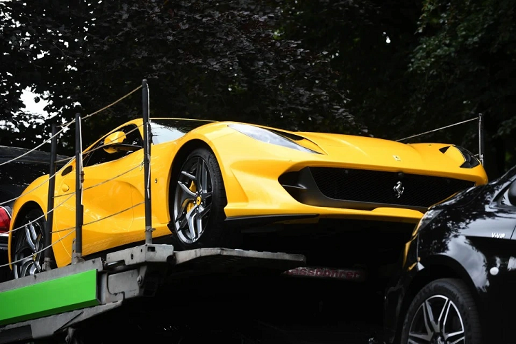 Trong số đó, nổi bật là chiếc Ferrari 812 Superfast màu vàng, trị giá 366.000 USD. Siêu xe này được Pogba mua vào năm 2019.