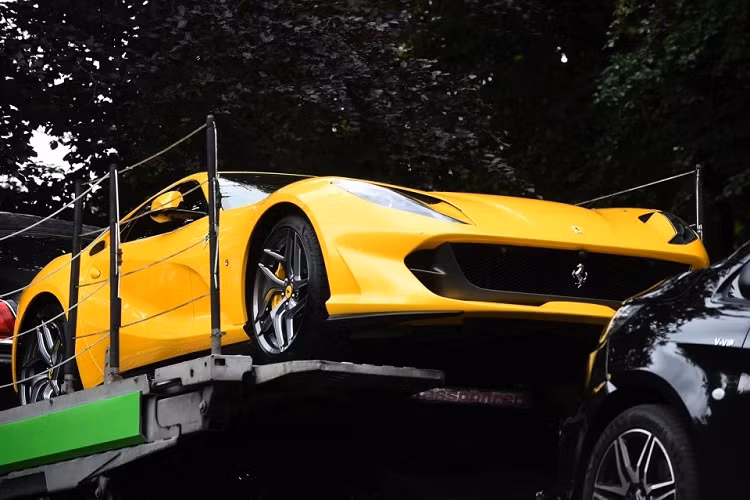 Trong số đó, nổi bật là chiếc Ferrari 812 Superfast màu vàng, trị giá 366.000 USD. Siêu xe này được Pogba mua vào năm 2019.