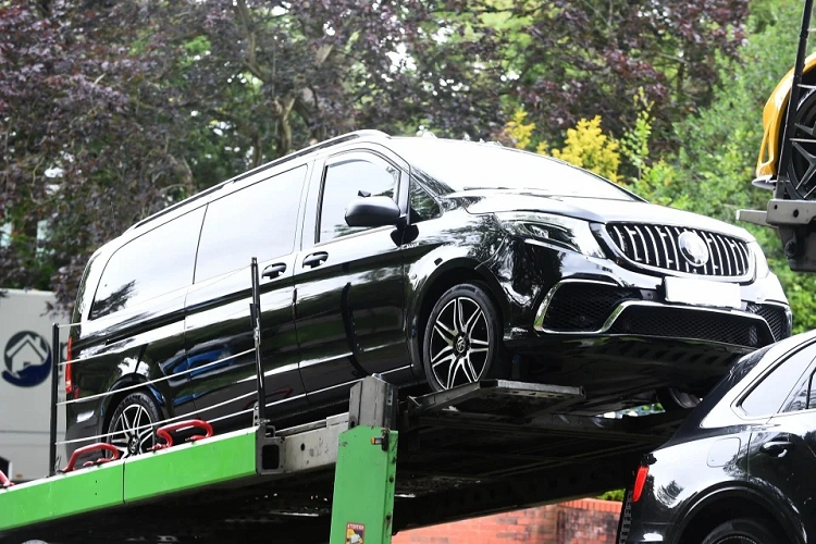 Ngoài ra, một chiếc Mercedes-Benz V-Class của Paul Pogba cũng được vận chuyển đến Turin. Đây chỉ là một phần trong bộ sưu tập siêu xe của Paul Pogba, cầu thủ người Pháp còn sở hữu mẫu Audi RS6, Maserati Quattroporte và một chiếc Mercedes GLS 4x4 màu đen.