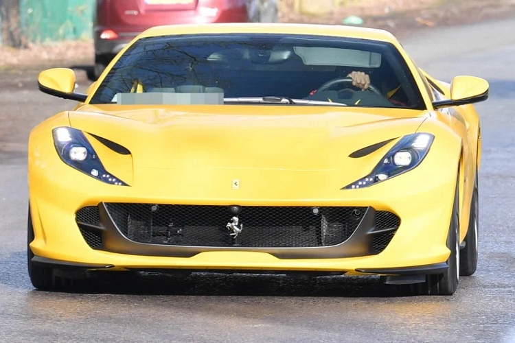 Ferrari 812 Superfast có khả năng tăng tốc 0-100 km/h chỉ trong khoảng 2,9 giây trước khi đạt vận tốc tối đa khoảng 340 km/h.