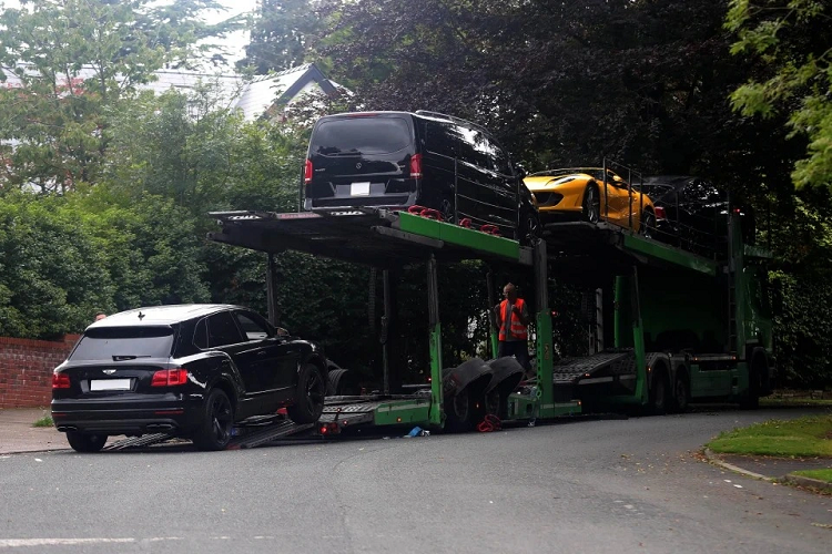 Tiền vệ 29 tuổi mang những chiếc xe ưa thích vừa thường sử dụng nhất sang Italy, dù chưa phải toàn bộ dàn siêu xe của Pogba sở hữu, nhưng những chiếc xe này đã có tổng giá trị hơn 1,2 triệu USD.