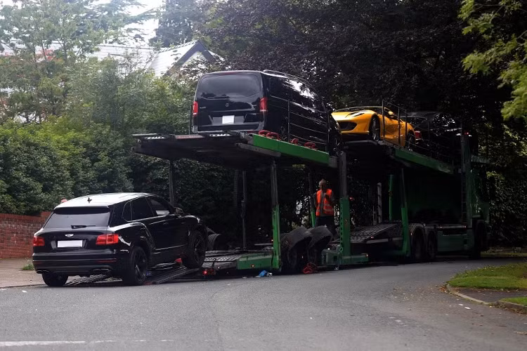 Tiền vệ 29 tuổi mang những chiếc xe ưa thích vừa thường sử dụng nhất sang Italy, dù chưa phải toàn bộ dàn siêu xe của Pogba sở hữu, nhưng những chiếc xe này đã có tổng giá trị hơn 1,2 triệu USD.