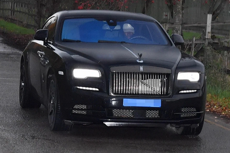 Một mẫu xe ưa thích khác của Pogba cũng được vận chuyển sang Turin là mẫu Rolls-Royce Wraith Black Badge. Đây cũng chính là chiếc xe đắt giá nhất hiện tại của Pogba. Mẫu xe này được tiền vệ người Pháp mua vào năm 2018 với giá khoảng 403.000 USD.