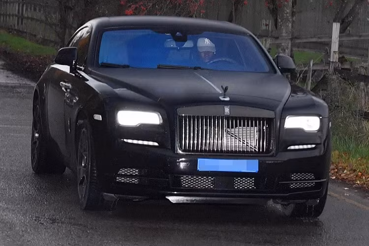 Một mẫu xe ưa thích khác của Pogba cũng được vận chuyển sang Turin là mẫu Rolls-Royce Wraith Black Badge. Đây cũng chính là chiếc xe đắt giá nhất hiện tại của Pogba. Mẫu xe này được tiền vệ người Pháp mua vào năm 2018 với giá khoảng 403.000 USD.
