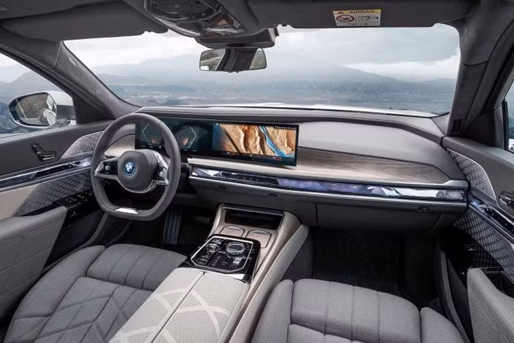 Theo BMW, i7 hoàn toàn mới có thể di chuyển 483 km trong mỗi lần sạc đầy, và có khả năng chạy thêm 129 km nữa sau khi sạc nhanh 10 phút.