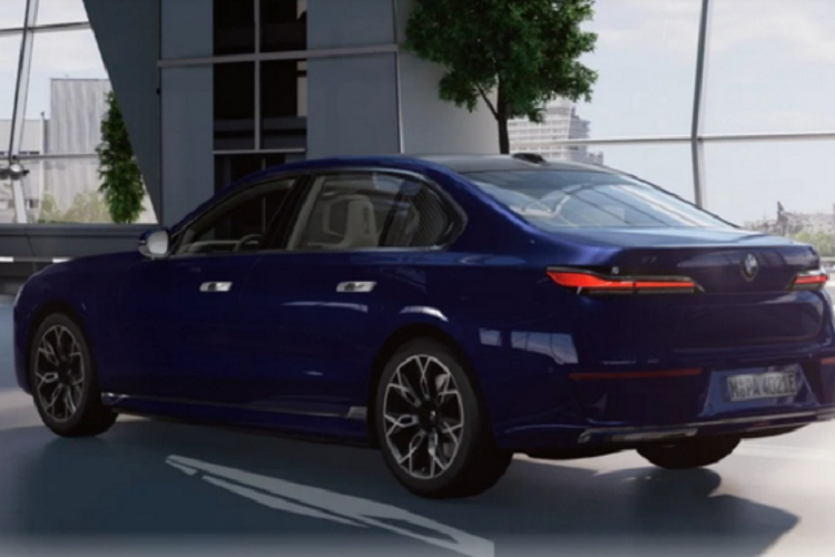 BMW đem đến cho i7 rất nhiều tùy chọn và khách hàng có thể tự tạo ra một chiếc i7 theo ý thích với các gói trang trí ấn tượng như Design Pure Excellence, M Sportpaket và M Sportpaket Pro.