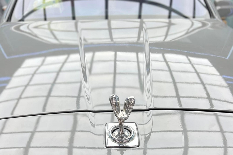 Ngoài bộ áo xám xi măng mới dán bằng đề-can, chiếc SUV siêu sang Rolls-Royce Cullinan này còn có các chi tiết khác ở ngoại thất được mạ crôm nay xử lý sang tông màu đen và bộ vành 7 chấu đơn khoẻ khoắn sơn màu tối. Nội thất chiếc SUV siêu sang Rolls-Royce Cullinan này cũng được nhuộm đỏ rực.