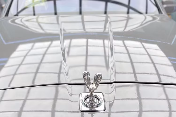 Ngoài bộ áo xám xi măng mới dán bằng đề-can, chiếc SUV siêu sang Rolls-Royce Cullinan này còn có các chi tiết khác ở ngoại thất được mạ crôm nay xử lý sang tông màu đen và bộ vành 7 chấu đơn khoẻ khoắn sơn màu tối. Nội thất chiếc SUV siêu sang Rolls-Royce Cullinan này cũng được nhuộm đỏ rực.