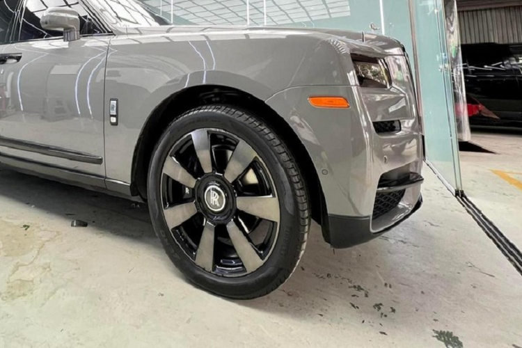 Quá trình thay áo này giúp chiếc SUV siêu sang Rolls-Royce Cullinan trở nên lạ mắt hơn khi trước đó, giới mê xe đã quen mắt với màu sơn đỏ Mugello rất ấn tượng của xe cũng như đi kèm theo đó là bộ la-zăng độ kích thước 24 inch đến từ hãng Mansory cũng đươc tháo ra để lắp mâm "zin".
