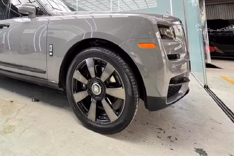 Quá trình thay áo này giúp chiếc SUV siêu sang Rolls-Royce Cullinan trở nên lạ mắt hơn khi trước đó, giới mê xe đã quen mắt với màu sơn đỏ Mugello rất ấn tượng của xe cũng như đi kèm theo đó là bộ la-zăng độ kích thước 24 inch đến từ hãng Mansory cũng đươc tháo ra để lắp mâm "zin".