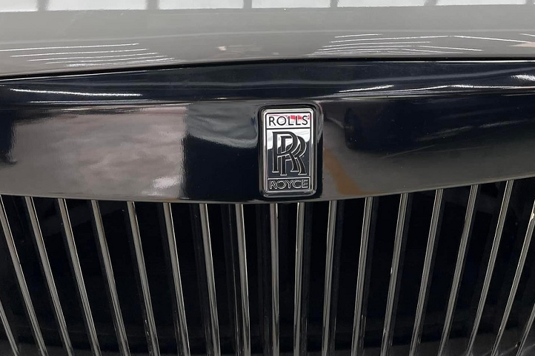 Chiếc SUV siêu sang Rolls-Royce Cullinan màu đỏ Mugello mới được thay áo sang xám xi măng thuộc bản bốn chỗ ngồi, điều này đồng nghĩa hàng ghế sau sẽ có hai ghế ngồi kiểu độc lập và thương gia theo gói tuỳ chọn Individual Seat.