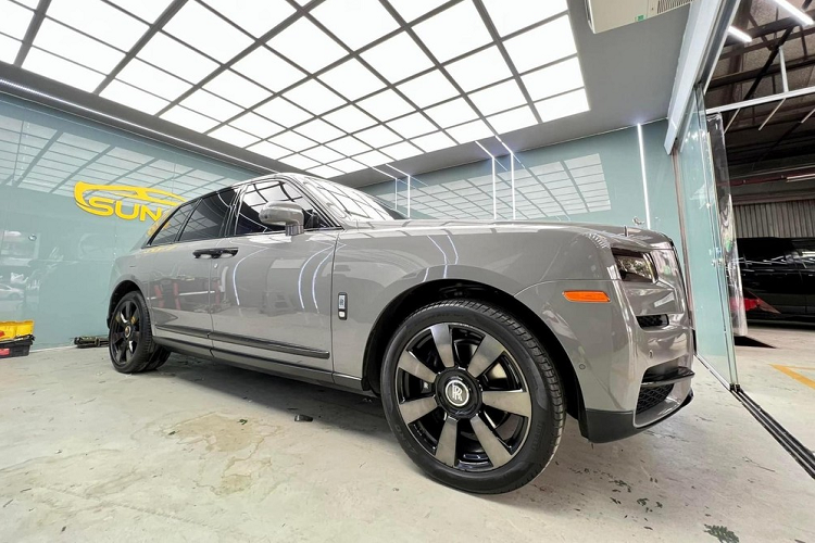 Ở giữa hai hàng ghế này có bệ tỳ tay, tủ lạnh, hai chiếc ly và rượu champagne cùng một số tuỳ chọn khác. Rolls-Royce Cullinan được trang bị động cơ V12, tăng áp kép, dung tích 6.75 lít, sản sinh công suất tối đa 563 mã lực và mô-men xoắn cực đại 850 Nm tại vòng tua máy 1.600 vòng/phút. 