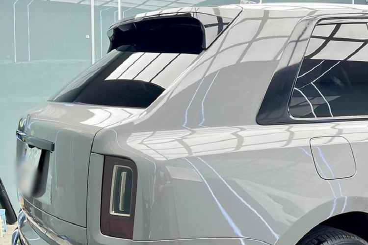 Hiện đây là chiếc xe SUV siêu sang Rolls-Royce Cullinan hiếm hoi tại Việt Nam được chủ nhân cho thay bộ áo xám xi măng, 1 màu khá hot trên các mẫu xe Mercedes-AMG G63 hiện nay với hơn 5 chiếc được khui công và nhanh chóng tìm thấy chủ nhân đặt mua.