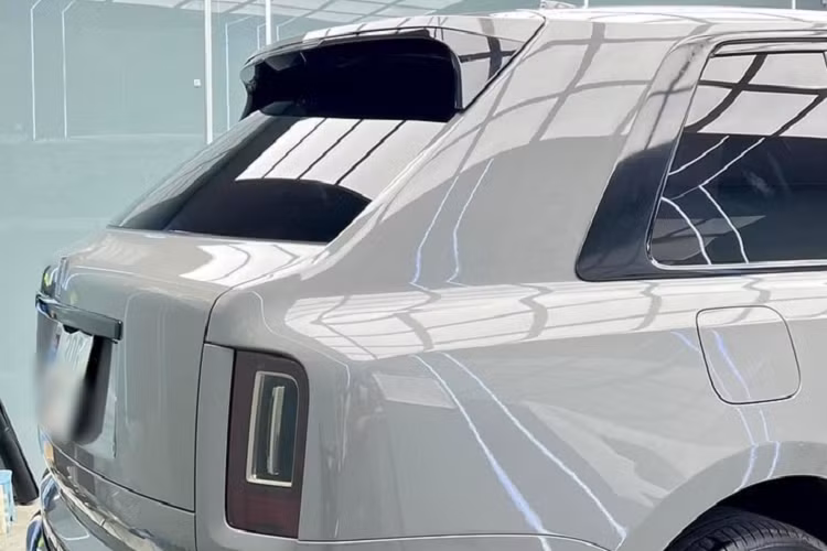 Hiện đây là chiếc xe SUV siêu sang Rolls-Royce Cullinan hiếm hoi tại Việt Nam được chủ nhân cho thay bộ áo xám xi măng, 1 màu khá hot trên các mẫu xe Mercedes-AMG G63 hiện nay với hơn 5 chiếc được khui công và nhanh chóng tìm thấy chủ nhân đặt mua.