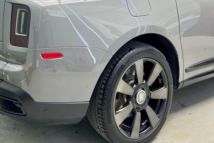 Chiếc SUV siêu sang Rolls-Royce Cullinan màu đỏ Mugello mới thay áo xám xi măng đã được mang về nước vào tháng giữa tháng 6 năm 2019 và được ghi nhận là xe Cullinan thứ 4 lộ ảnh khui công tại dải đất hình chữ S lúc bấy giờ.