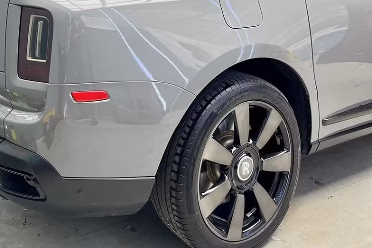 Chiếc SUV siêu sang Rolls-Royce Cullinan màu đỏ Mugello mới thay áo xám xi măng đã được mang về nước vào tháng giữa tháng 6 năm 2019 và được ghi nhận là xe Cullinan thứ 4 lộ ảnh khui công tại dải đất hình chữ S lúc bấy giờ.
