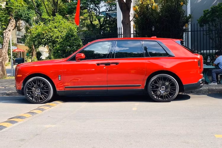 Động cơ của Cullinan được trang bị hộp số tự động ZF 8 cấp, hệ dẫn động 4 bánh toàn thời gian và đánh lái 4 bánh hoàn toàn mới. Mức giá xe Rolls-Royce Cullinan khi mới về Việt Nam được các đơn vị tư nhân chào bán khoảng hơn 40 tỷ, hiện giá xe chính hãng khoảng gần 40 tỷ đồng.