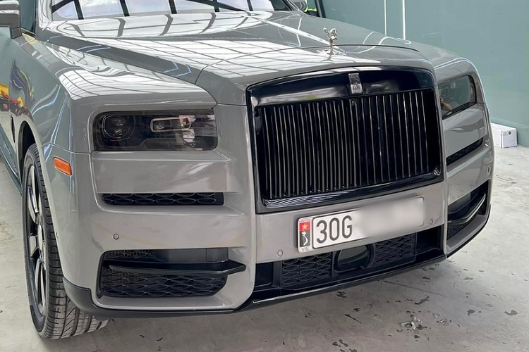 Trong đó, số lượng dòng xe SUV siêu sang Rolls-Royce Cullinan màu đỏ Mugello tại Việt Nam có lẽ không quá 3 chiếc và xe đầu tiên về nước mới được chủ nhân cho lên màu áo đang được xem là trend của năm 2022 này chính là xám xi măng.