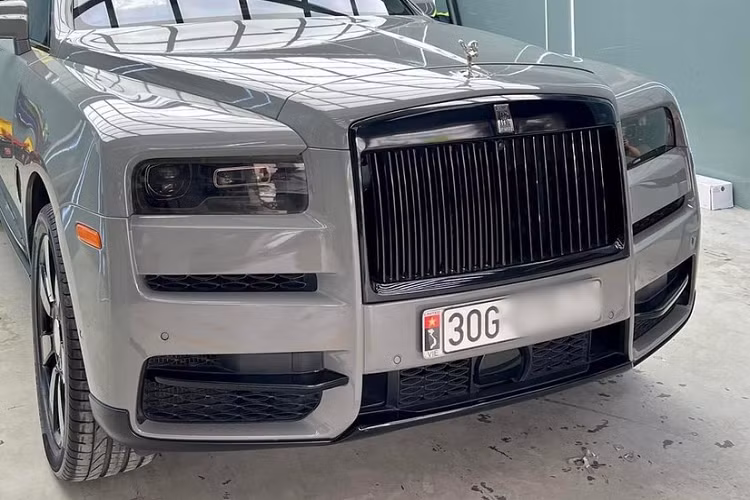 Trong đó, số lượng dòng xe SUV siêu sang Rolls-Royce Cullinan màu đỏ Mugello tại Việt Nam có lẽ không quá 3 chiếc và xe đầu tiên về nước mới được chủ nhân cho lên màu áo đang được xem là trend của năm 2022 này chính là xám xi măng.