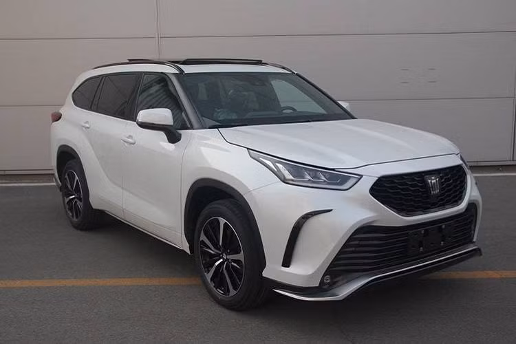 Toyota Crown Kluger là mẫu SUV hạng trung đã lần đầu tiên trình làng tại thị trường Trung Quốc vào tháng 4 năm ngoái. Ban đầu, nhiều người tưởng rằng đây là phiên bản SUV của mẫu sedan cao cấp Toyota Crown. Tuy nhiên, hóa ra, Crown Kluger lại là phiên bản đổi tên của Toyota Highlander và chỉ dành riêng cho thị trường Trung Quốc. Tại thị trường tỷ dân này, Toyota Crown Kluger và Highlander do 2 liên doanh khác nhau của Toyota sản xuất đồng thời được bán song song với nhau.