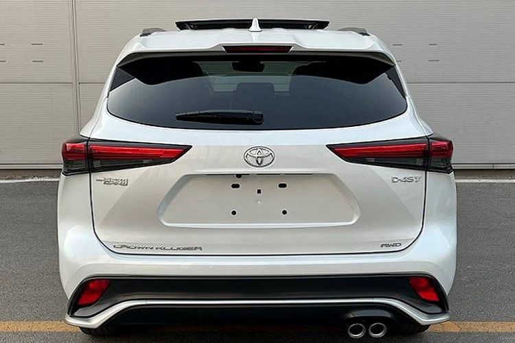 Sau hơn 1 năm, Toyota Crown Kluger 2023 mới chuẩn bị được bổ sung phiên bản nâng cấp. Điểm nhấn của phiên bản này chính là khối động cơ xăng 4 xi-lanh, tăng áp, dung tích 2.0L mới. Hiện thông số của động cơ này vẫn chưa được công bố. Chỉ biết rằng, động cơ sẽ đồng hành với hộp số tự động 8 cấp.