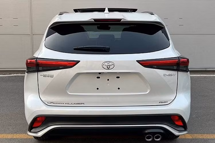 Sau hơn 1 năm, Toyota Crown Kluger 2023 mới chuẩn bị được bổ sung phiên bản nâng cấp. Điểm nhấn của phiên bản này chính là khối động cơ xăng 4 xi-lanh, tăng áp, dung tích 2.0L mới. Hiện thông số của động cơ này vẫn chưa được công bố. Chỉ biết rằng, động cơ sẽ đồng hành với hộp số tự động 8 cấp.