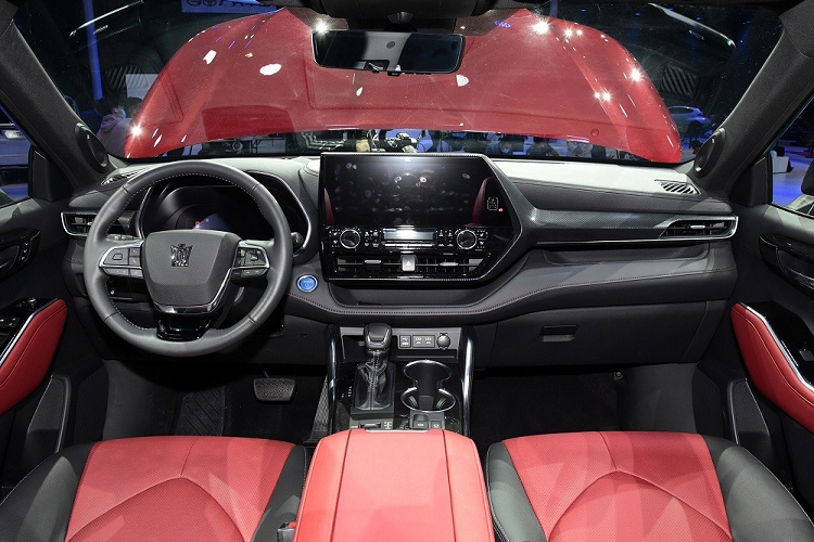 Dự kiến, nội thất của Toyota Crown Kluger bản 2.0L cũng không khác gì phiên bản hybrid cũ. Nếu đúng như vậy, xe sẽ được trang bị bảng đồng hồ kỹ thuật số với màn hình LCD, vô lăng 3 chấu tích hợp phím chức năng, đi kèm logo hình vương miện và màn hình thông tin giải trí nằm độc lập trên mặt táp-lô. Hiện giá xe Toyota Crown Kluger bản 2.0L mới tại Trung Quốc vẫn chưa được công bố. Tuy nhiên, xe được dự đoán sẽ rẻ hơn phiên bản hybrid của Toyota Crown Kluger hiện đang được bán với giá từ 275.800 - 350.800 Nhân dân tệ (khoảng 965 triệu đến 1,22 tỷ đồng).