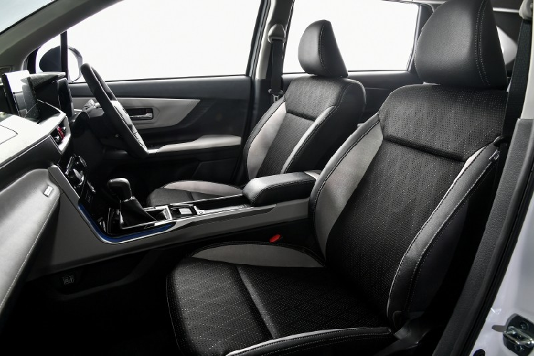 Bên sườn, Toyota Veloz 2022 được trang bị bộ vành la-zăng 17 inch với thiết kế 5 chấu kép hình chữ "V" ở bản Premium. Trong khi đó, bản Smart chỉ dùng vành có đường kính 16 inch.