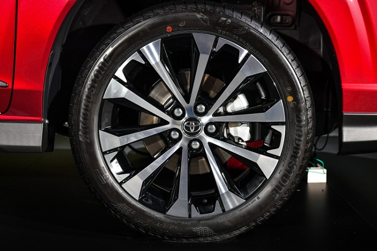 Nhắm đến những khách hàng như gia đình trẻ năng động hoặc doanh nhân tại Thái Lan, Toyota Veloz 2022 sở hữu thiết kế không khác gì xe ở Indonesia. Là phiên bản thể thao và cao cấp hơn của Toyota Avanza 2022, Veloz mới được trang bị đầu xe có thiết kế gợi liên tưởng đến những mẫu SUV cùng thương hiệu như Corolla Cross và RAV4.