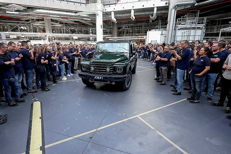 Trong buổi lễ công bố xuất xưởng chiếc Ineos Grenadier đầu tiên, Giám đốc thương mại của Ineos, Mark Tennant, cho biết: “Chúng tôi đã đi được một chặng đường dài kể từ khi dự án bắt đầu vào năm 2017 và đây là thời điểm mang tính lịch sử của Ineos với tư cách là một hãng xe toàn cầu”.