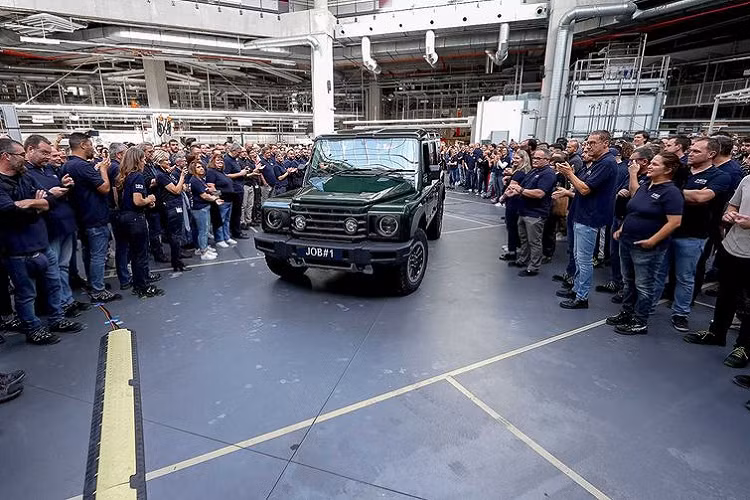 Trong buổi lễ công bố xuất xưởng chiếc Ineos Grenadier đầu tiên, Giám đốc thương mại của Ineos, Mark Tennant, cho biết: “Chúng tôi đã đi được một chặng đường dài kể từ khi dự án bắt đầu vào năm 2017 và đây là thời điểm mang tính lịch sử của Ineos với tư cách là một hãng xe toàn cầu”.