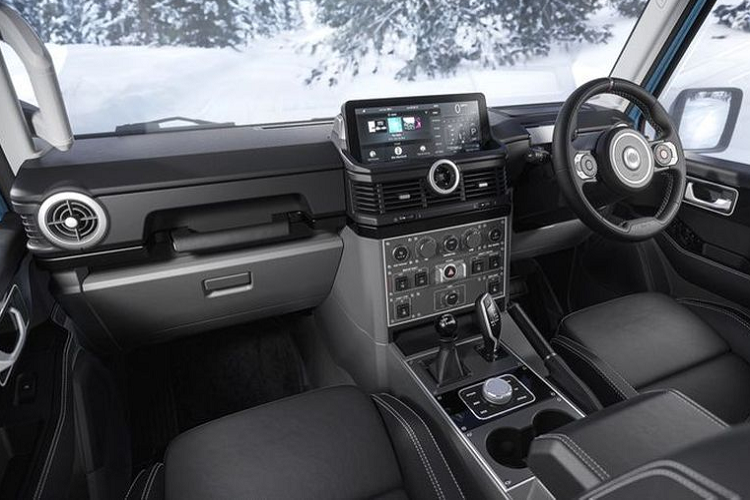 Phiên bản máy dầu công suất 246 mã lực và mô-men xoắn 550 Nm. Bản máy xăng công suất 282 mã lực và mô-men xoắn 450 Nm. Ineos có kế hoạch đưa thêm tùy chọn pin nhiên liệu hydro trong tương lai và đã đầu tư mạnh tay vào công nghệ này.Nội thất của Ineos Grenadier đi theo phong cách tối giản nhằm tối ưu hóa không gian cho chiếc xe.