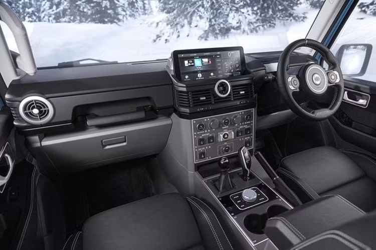 Phiên bản máy dầu công suất 246 mã lực và mô-men xoắn 550 Nm. Bản máy xăng công suất 282 mã lực và mô-men xoắn 450 Nm. Ineos có kế hoạch đưa thêm tùy chọn pin nhiên liệu hydro trong tương lai và đã đầu tư mạnh tay vào công nghệ này.Nội thất của Ineos Grenadier đi theo phong cách tối giản nhằm tối ưu hóa không gian cho chiếc xe.