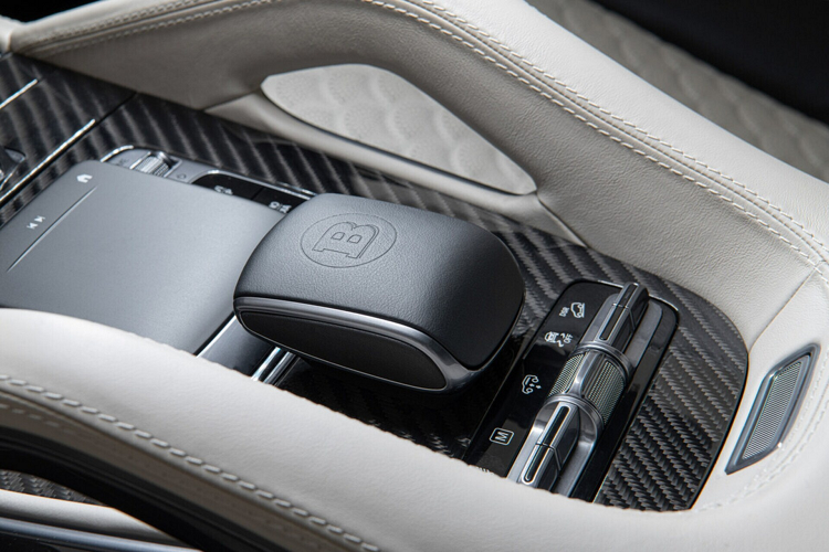 Không gian bên trong Mercedes-Maybach GLS 600 vẫn có hai màu nhưng Brabus pha trộn hai màu đen và beige cùng họa tiết vỏ sò lạ mắt ở lưng ghế. Nguyên bản chỉ là ghế da đục lỗ thông hơi.