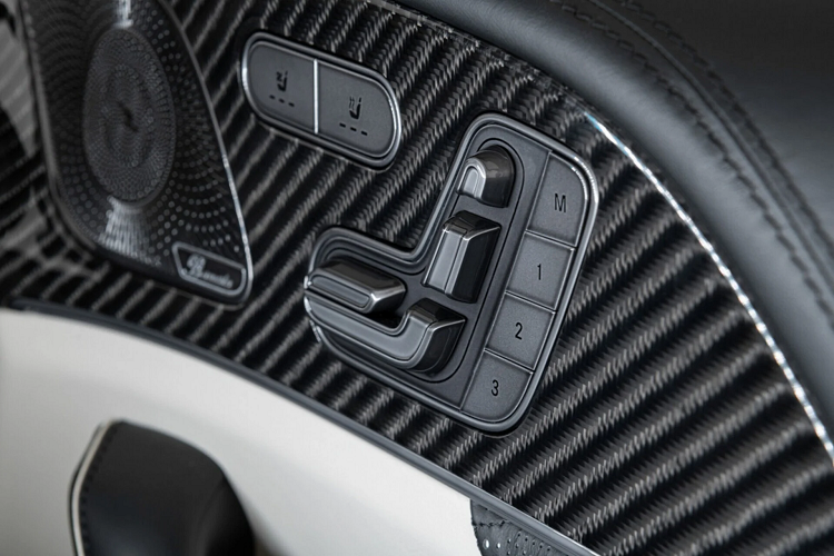 Tốc độ tối đa được giới hạn điện tử ở mức 320 km/h, tương đương các mẫu siêu xe tốc độ hiện nay.